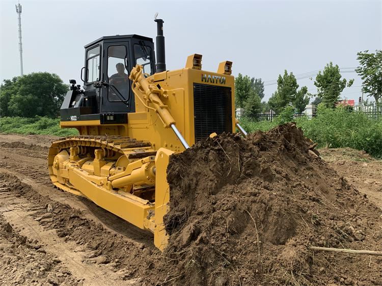 230 HP Bulldozer HD 22  مع تصدير ثلاثة شانكس ريبر إلى أفريقيا